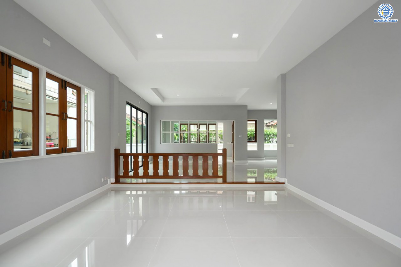 บ้านมือสองตกแต่งใหม่ แบรนด์ Q.House ม.ลัดดารมย์ ปิ่นเกล้า หลังใหญ่ตกแต่งเรียบหรู เนื้อที่ 92.8 ตร.ว. พื้นที่ใช้สอยเยอะถึง 320 ตร.ม. ฟังก์ชันจัดเต็ม 3 ห้องนอน 4 ห้องน้ำ 1 ห้องอเนกประสงค์ 1 ห้องแม่บ้าน จอดรถได้ 4 คัน พร้อม Living Room กว้าง บนทำเลศักยภาพ ใกล้เซ็นทรัลเวสต์เกต, วงเวียนพระราม5, ทางด่วน "กาญจนาภิเษก" และรถไฟฟ้า "สถานีตลาดบางใหญ่"